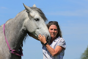 Pferd (Schimmel) mit Pferdehalterin