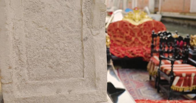 Dettaglio di una Gondola ferma a Venezia. Interni, sedili e ornamenti.