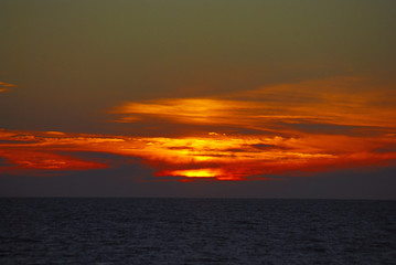 Obraz premium ATARDECER EN LA PLAYA. CHIPIONA, CÁDIZ, ANDALUCÍA, ESPAÑA