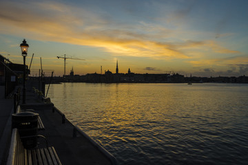 Obraz premium City silhouette skyline/Late sunset shot of the Stockholm skyline from the quay of Sodermalm district.