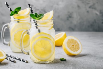Fototapeta Homemade refreshing summer lemonade drink with lemon slices and ice in mason jars obraz