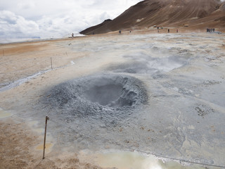 Landschaft mit Fumarolen im Geothermalgebiet Námaskarð – Hverir / Nord-Island