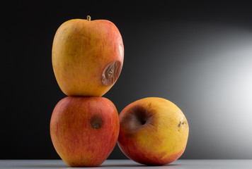 drei Äpfel mit braunen Stellen