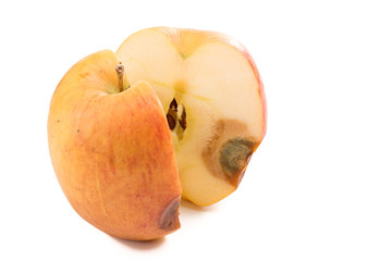 aufgeschnittener Apfel mit brauner Stelle und grünem Schimmelpilz, weißer Hintergrund