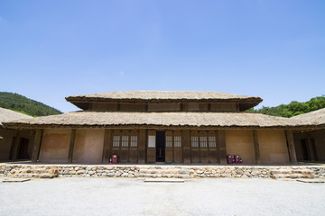 Fototapeta na wymiar 한국 전통 초가집