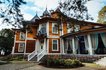 Obraz premium Traditional rural homes, immaculate gardens and pretty spring blossom tree create an idyllic village scene.