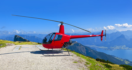 Bergpanorama vom Schafberg in Österreich mit geparkten Helikopter