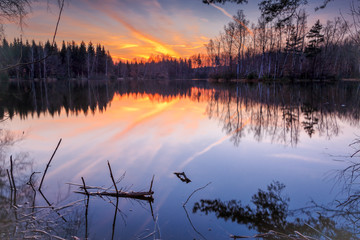 Sonnenuntergang im goldenen Sonnenlicht über einem Bergsee im Erzgebirge. Bergsee in der Nähe von Schneeberg.