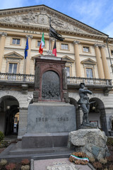 アオスタ　市庁舎前のモニュメント（イタリア　ヴァッレ・ダオスタ州）
