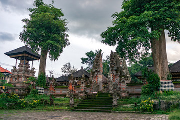 Fototapeta na wymiar Entrance to the temple