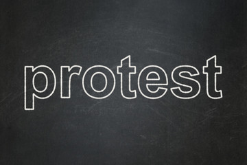 Obraz premium Politics concept: text Protest on Black chalkboard background
