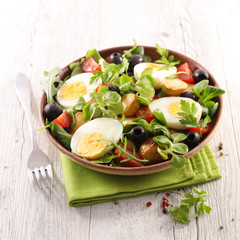 vegetable salad with boiled egg