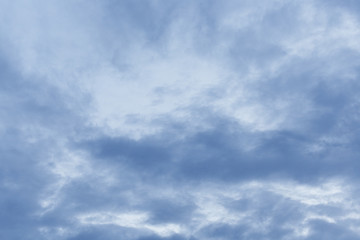 Obraz premium Gloomy clouds on the blue evening sky.