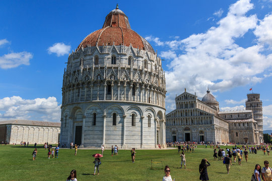 Piazza dei Miracoli mit dem schiefen Turm von Pisa, dem Dom Santa Maria Assunta und dem  Baptisterium (Taufkirche), Toskana, Italien