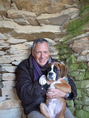 Homme heureux avec son chiot Boxer