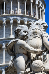 Detailaufnahme des Brunnen Putti Fountain und des schiefen Turm von Pisa am Platz Piazza dei Miracoli in Pisa,Toskana, Italien