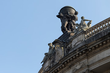 Fototapeta na wymiar Skulptur auf dem Dach des Museum für Kommunikation Berlin