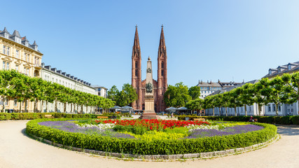 Wiesbaden, Luisenplatz mit Bonifatiuskirche. 30.05.2018. - obrazy, fototapety, plakaty