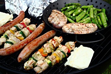 Thüringer Bratwurst, Hähnchen, Spieße, Grillkäse und grüner Spargel auf dem Gartengrill