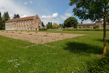 Fototapeta na wymiar Abbaye de Cîteaux, la bibliothèque et les ruines de l'hôpital