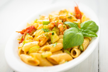 Piatto di pasta con zucchine e gamberetti 