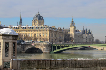 Fototapeta na wymiar Pont d'Arcole vue sur la Conciergerie