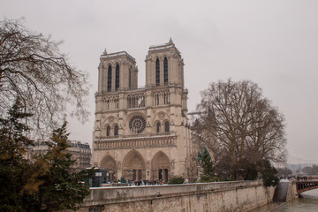 Fototapeta na wymiar Paris under the snow Notre-Dame