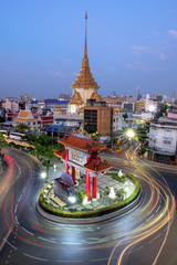 une porte chinoise avec un temple bouddhiste en arri&egrave;re plan dans un quartier de bangkok 
