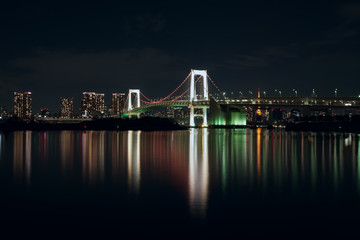 une vue nocturne du pont rainbow dans la baie de tokyo