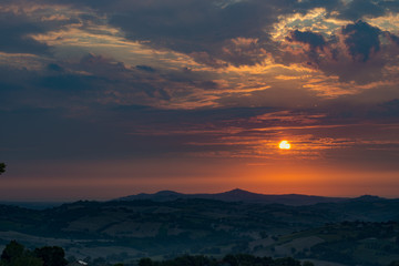 Fototapeta premium Tramponto rosso fra le montagne 