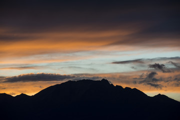 Tramonto con sagoma di montagna