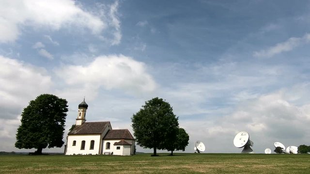 Erdfunkstelle Raisting, Kapelle mit Paraboantennen, Richtfunkt, Nachrichten, Satellitenfunk, 4K