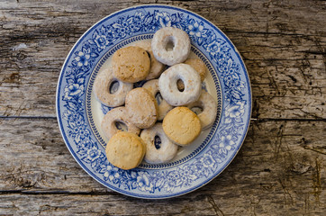 Mantecados, polvorones and roscos de vino in a blue plate