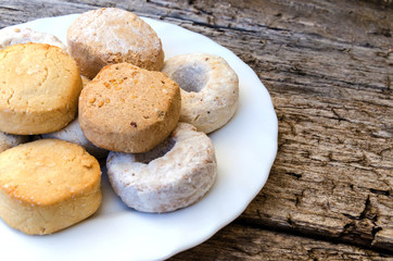 Mantecados y polvorones in a white plate