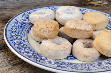 polvorones mantecados and roscos de vino in a blue plate