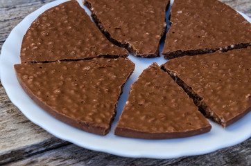 portions of crunchy chocolate and rice cake