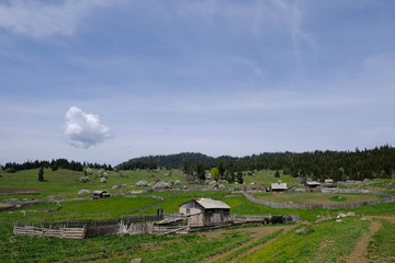 Gruzja, płaskowyż Dabadzveli - górska wioska © Iwona