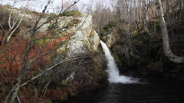 Cascada Natural entre Hayas Rocas y  Hayas 
