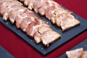 PLATO DE PIZARRA CON CARNE DE CERDO MECHADA
