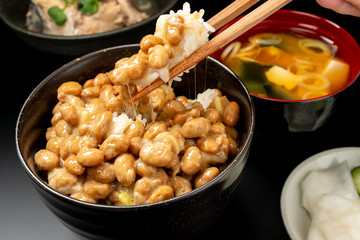 納豆をつまむ