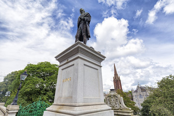 Obraz premium Burns Statue next to the Union Terrace Gardens in Aberdeen, Scotland.