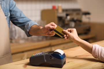 client paying by credit card in cafe