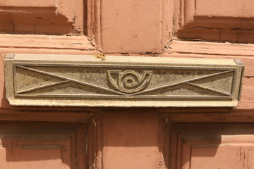 Bilder und Videos suchen: briefschlitz