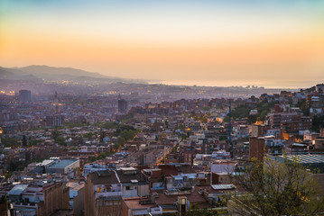 Obraz premium Beautiful viewpoint of Barcelona at sunrise, natural location in spring.