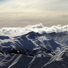 Fototapety  Zaśnieżone góry i niebo ze słonecznymi chmurami