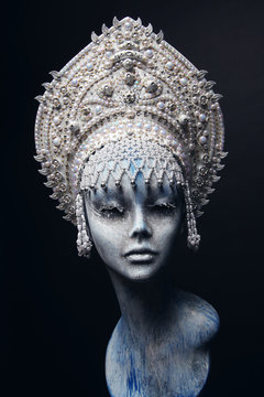 Head of mannequin in creative white metal kokoshnick with pearls