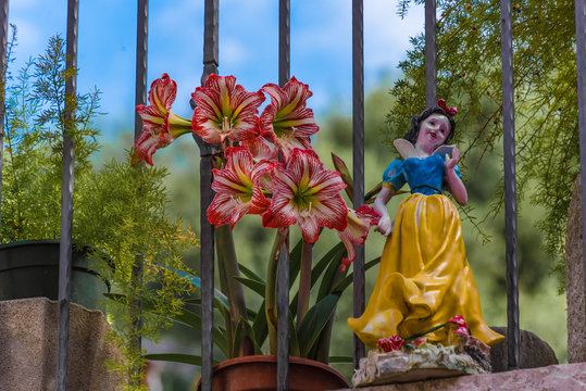 Trompetenblumen mit Schneewittchen Figur