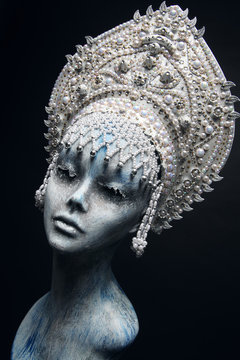Head of mannequin in creative white metal kokoshnick with pearls