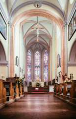 Fototapeta na wymiar Innenaufnahme einer hell erleuchteten gotischen Kirche