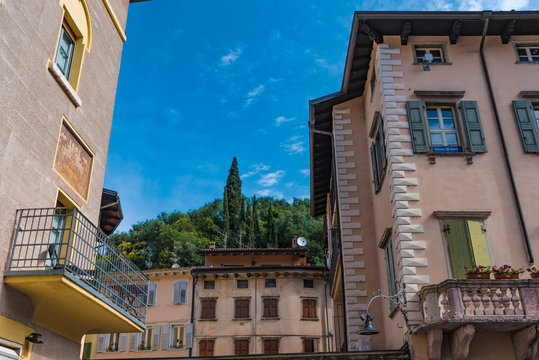 Via Vergolano in der Altstadt von Arco
